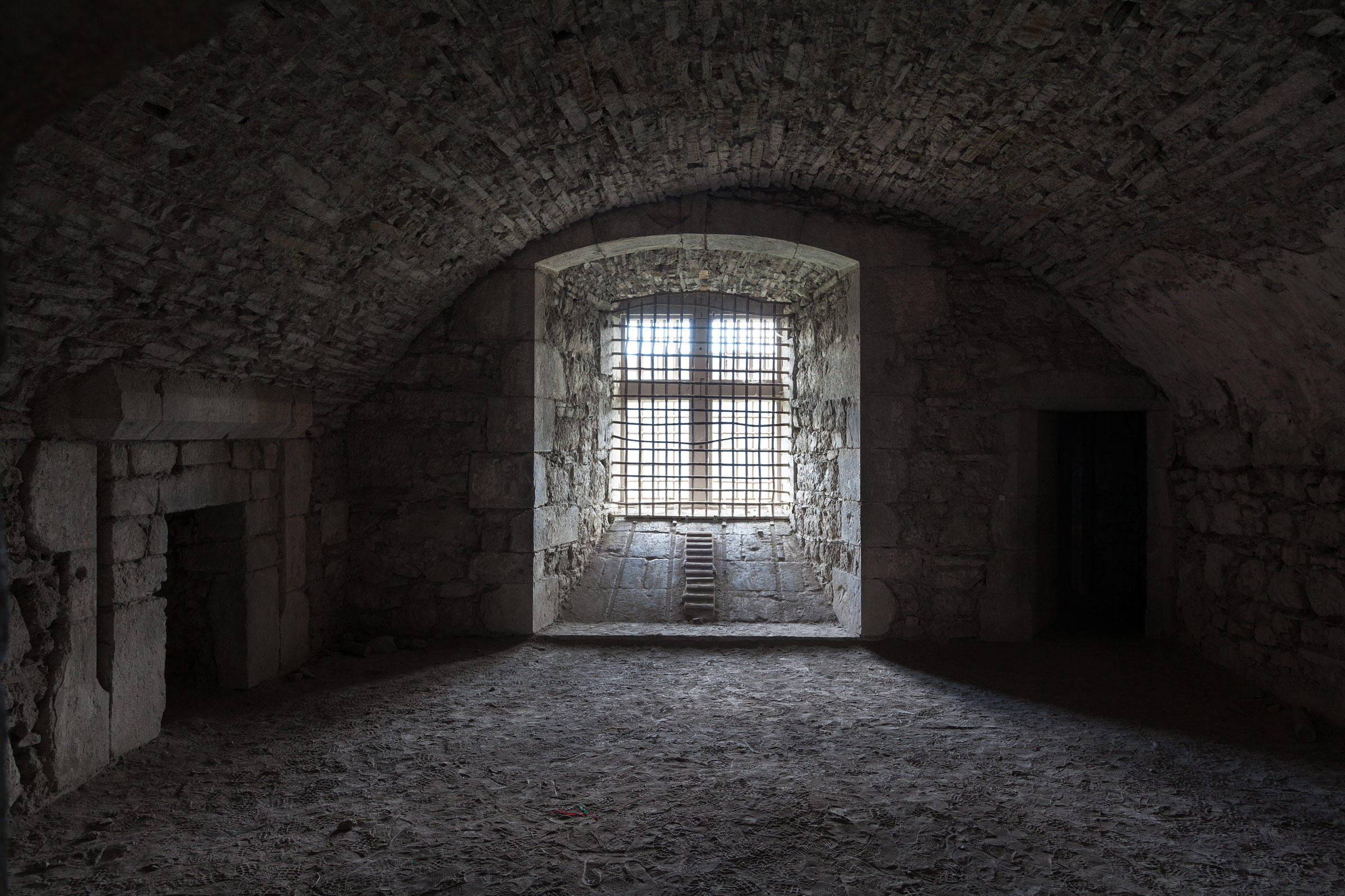 Château de Miolans - Marquis de Sade - Miolans - Cellule premier sous sol, vue vers la vallée